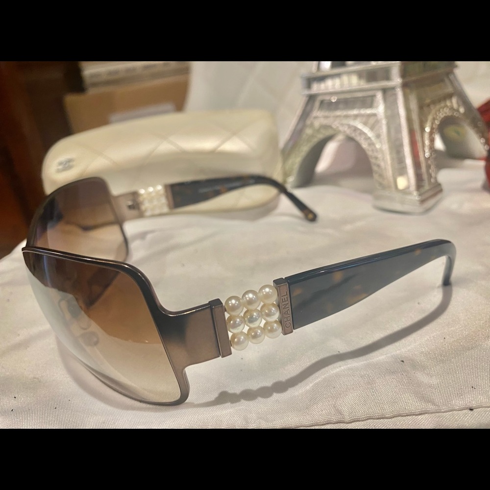Chanel sunglasses with brown tone and pearls on the side